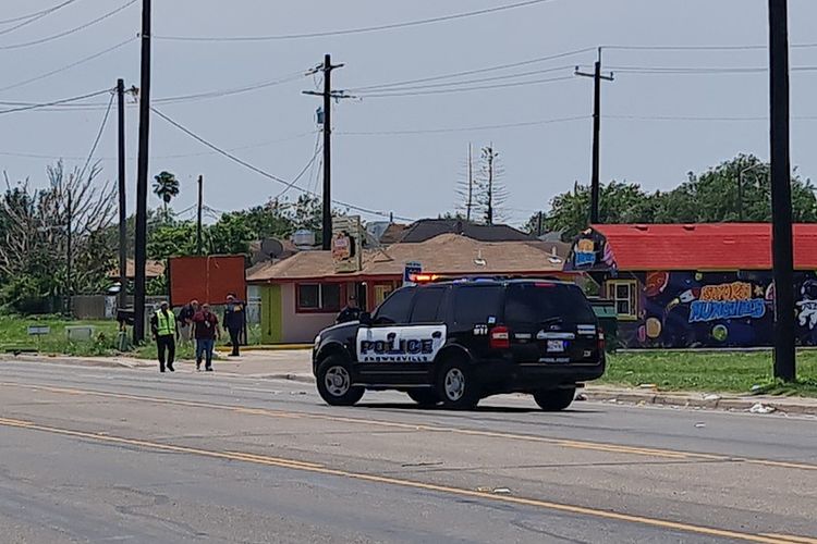 Polisi bekerja di tempat kejadian setelah seorang pengemudi menabrak beberapa orang di Brownsville, Texas, pada 7 Mei 2023. Tujuh orang tewas dan sebanyak enam lainnya terluka pada hari Minggu di Texas ketika seorang pengemudi menabrak mereka di luar fasilitas yang menampung para migran di negara bagian selatan AS, kata polisi. Kendaraan sport menabrak beberapa orang yang sedang menunggu di halte bus di Brownsville, sebuah kota perbatasan di ujung paling selatan Texas, kata juru bicara polisi setempat Martin Sandoval kepada afiliasi ABC.
