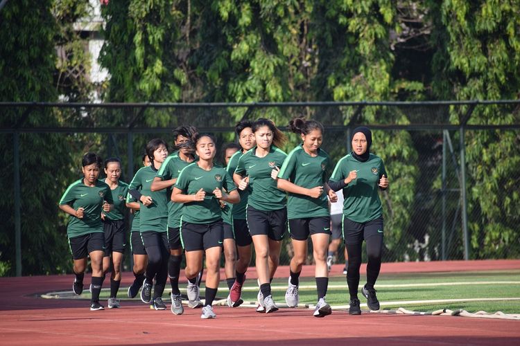 Tim nasional wanita Indonesia sedang menjalani sesi latihan.