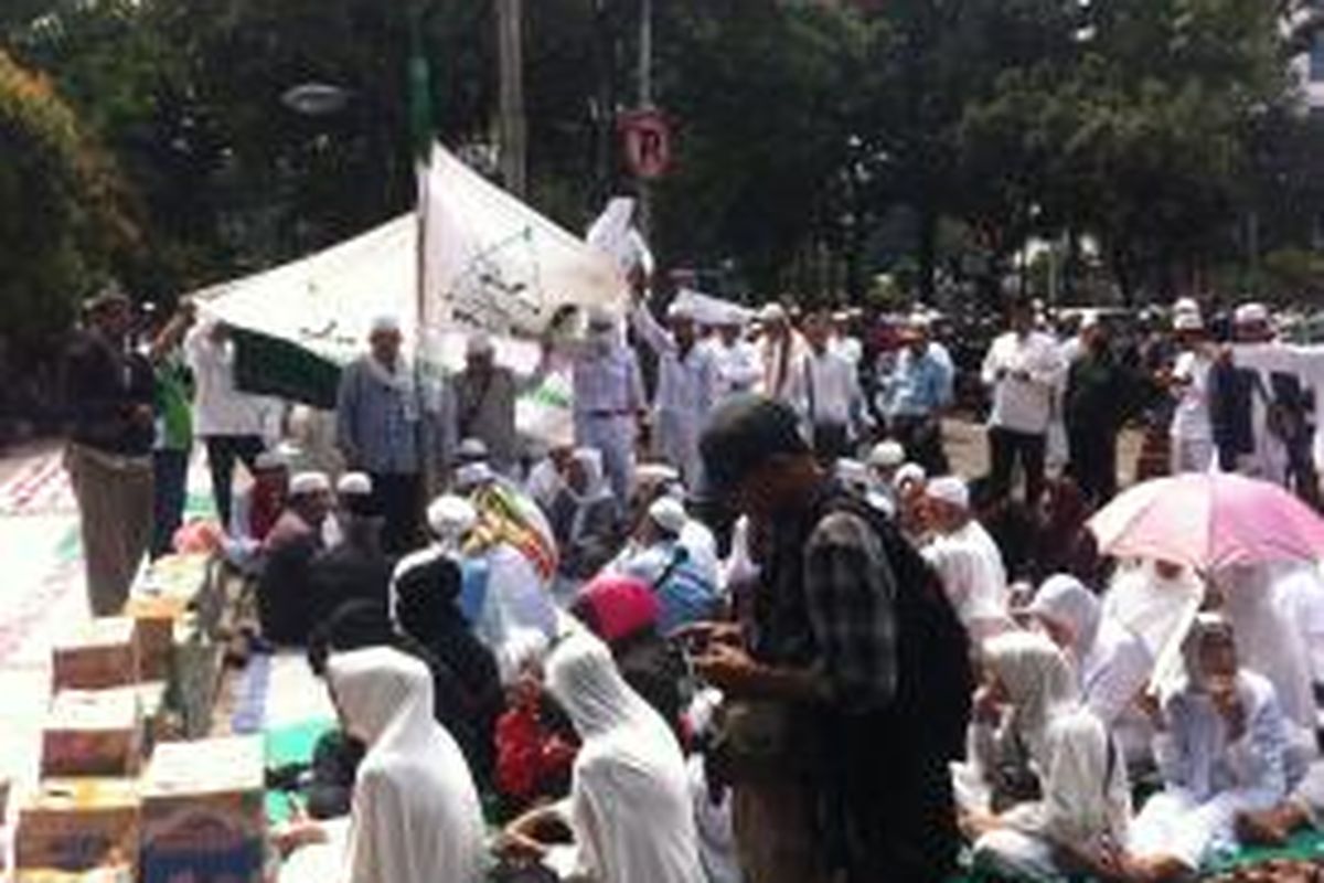 Wakil Ketua DPRD DKI Jakarta M Taufik dan Ketua Panitia Hak Angket Ongen Sangaji menyambut massa GMJ di depan Gedung DPRD DKI Jakarta, Selasa (24/3/2015).