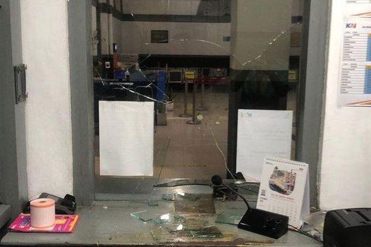 Loket Stasiun Pangrango di Sukabumi, Jawa Barat, yang dirusak salah seorang penumpang, Jumat (12/9/2022).