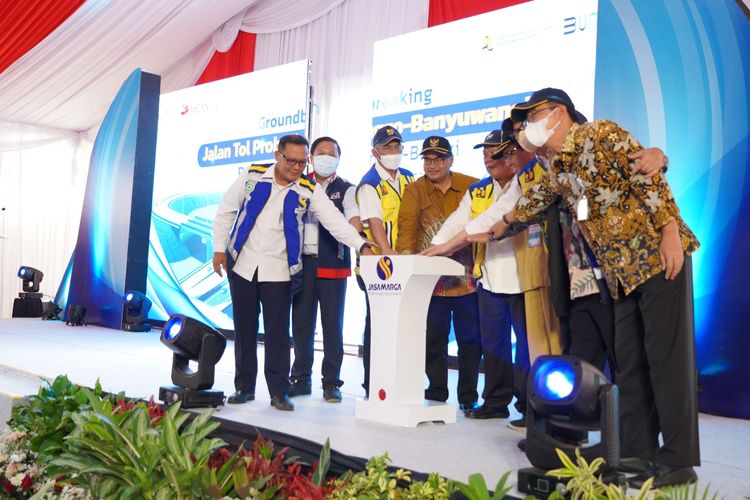 Pada Senin (06/02) telah dilaksanakan ground breaking proyek Jalan Tol Probolinggo-Banyuwangi
Ruas Probolinggo-Besuki yang berlokasi di Desa Pendil, Kecamatan Banyuanyar, Kabupaten
Probolinggo. Acara ground breaking ini dihadiri oleh Menteri PUPR Basuki Hadimuljono, Direktur
Jenderal Bina Marga Hedy Rahadian, Kepala BPJT Danang Parikesit, Bupati Probolinggo Timbul
Prihanjoko dan Bupati Situbondo Karna Suwandi. Hadir dari HKI, Wakil Direktur Utama PT Hutama
Karya (Persero) sekaligus Komisaris Utama HKI Aloysius Kiik Ro, Direktur Utama HKI Aji
Prasetyanti dan Direktur Operasi III HKI Selo Tjahjono