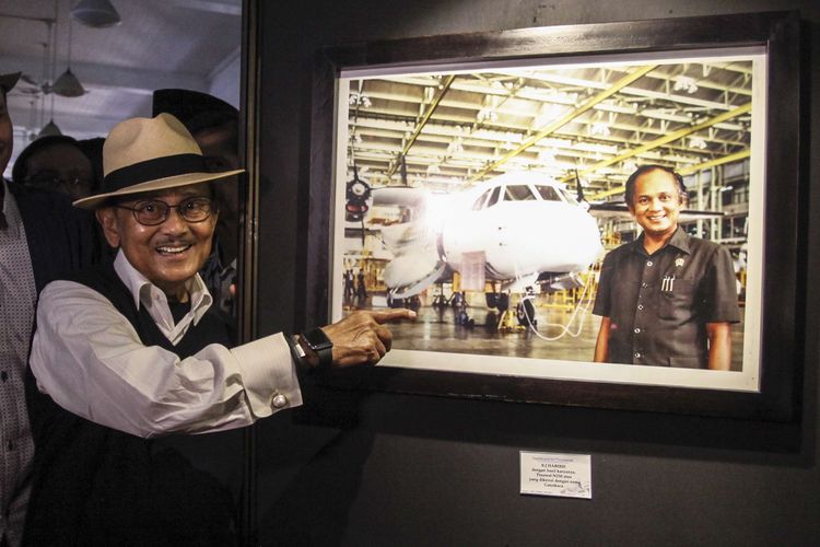 FOTO DOKUMENTASI. Mantan presiden BJ Habibie menunjukan foto dirinya bersama pesawat hasil karyanya N-250 Gatotkaca usai membuka  pameran foto Cinta Sang Inspirator Bangsa Kepada Negeri di Museum Bank Mandiri, Jakarta, Minggu (24/7/2016). Pameran foto tersebut berisi tentang perjalanan hidup   BJ Habibie hasil dokumentasi The Habibie Center dan karya  BJ Habibie sendiri yang berlangsung hingga 21 Agustus 2016.