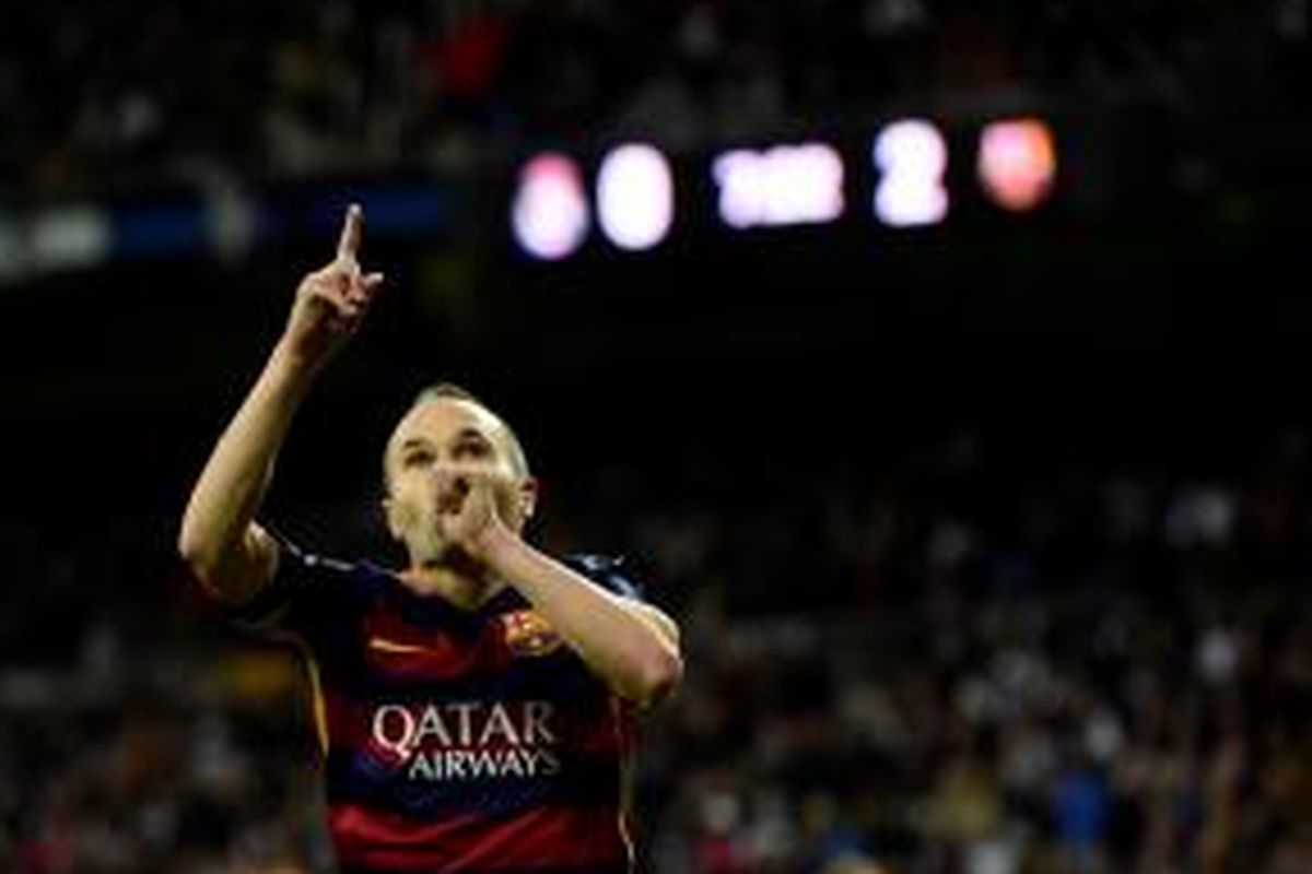 Andres Iniesta merayakan gol ketiga Barcelona ke gawang Real Madrid pada lanjutan La Liga di Stadion Santiago Bernabeu, Sabtu (21/11/2015).