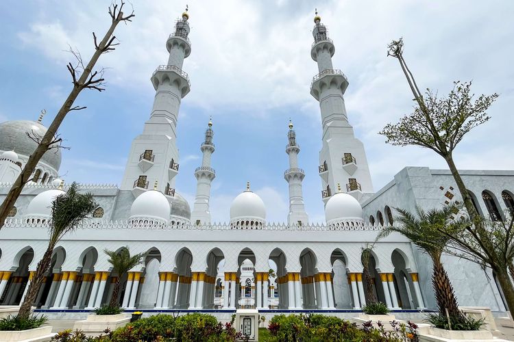 Eksterior Masjid Raya Sheikh Zayed, Gilingan, Kecamatan Banjarsari, Kota Solo, Selasa (28/2/2023). Masjid yang merupakan hibah dari Putra Mahkota UEA Sheikh Mohammed bin Zayed Al Nahyan ini, sudah diresmikan dan dibuka untuk umum.