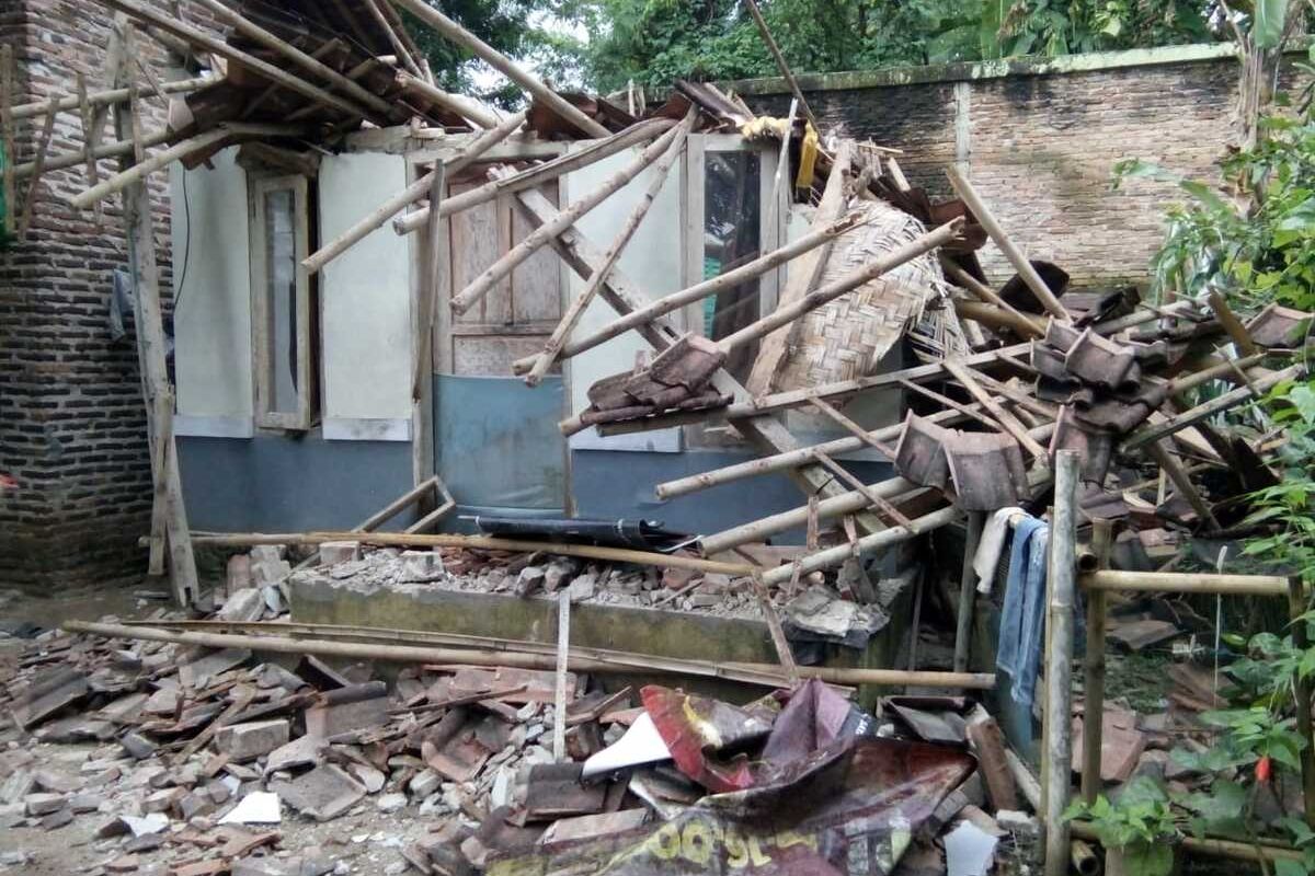 Sebuah rumah di Desa Kaduagung Timur, Kecamatan Cibadak, Kabupaten Lebak, Banten roboh akibat gempa 6,7 magnitudo, Jumat (14/1/2022).