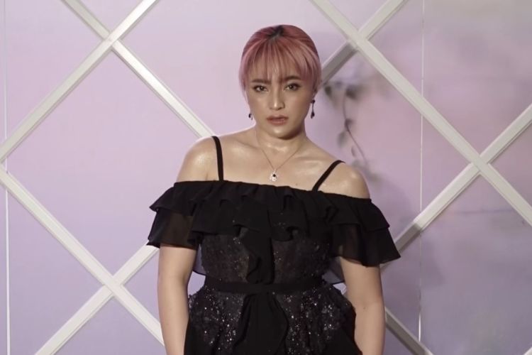 Penampilan Marshanda dengan warna rambut yang unik dan berani.