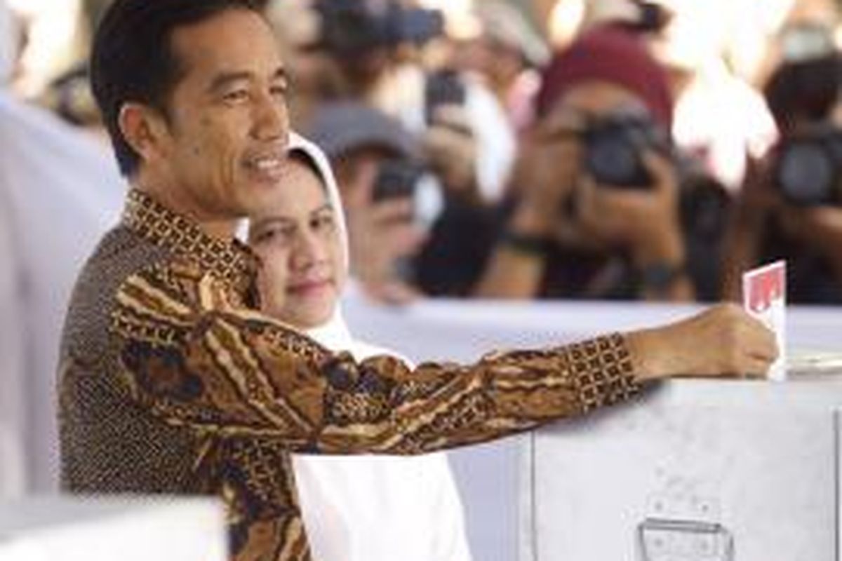 Calon presiden nomor urut dua Joko Widodo dan istrinya, Iriana, memasukkan surat suara setelah mencoblos untuk Pilres 2014 di TPS 18 Menteng, Jakarta Pusat, Rabu (9/7/2014). KOMPAS/AGUS SUSANTO