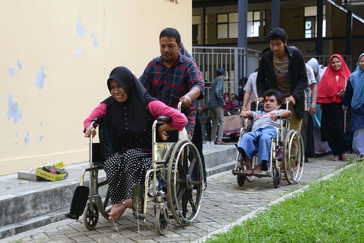 Penyandang disabilitas menyelamatkan diri menuju lapangan terbuka saat Simulasi Evakuasi Mandiri Gempa dan Tsunami di Desa Surin, Kecamatan Meuraxa, Banda Aceh, Aceh, Rabu (25/12/2019). Simulasi yang digelar menjelang 15 tahun peringatan tsunami pada 26 Desember itu untuk melatih kesiapan dan kemandirian penyandang disabilitas dalam upaya mengurangi resiko berncana.