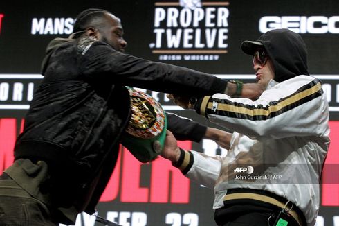 Adu Dorong di Konpers Dibilang Bohongan, Deontay Wilder Dituding Palsu