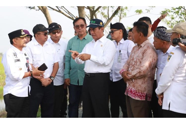 Menteri Pertanian H Andi Amran Sulaiman bersama dengan Pj Bupati Tanah Laut H Syamsir Rahman sekaligus Kepala Dinas Pertanian dan Ketahanan Pangan (DPKP) Provinsi Kalimantan Selatan (Kalsel).
