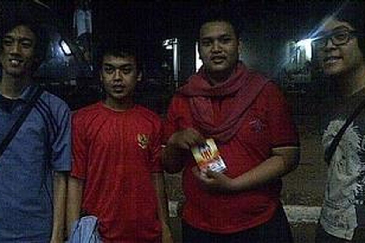 Para suporter yang mendukung tim nasional Indonesia yang beruji tanding melawan Valencia di Stadion Utama Gelora Bung Karno, Senayan, Jakarta, Sabtu (4/8/2012).