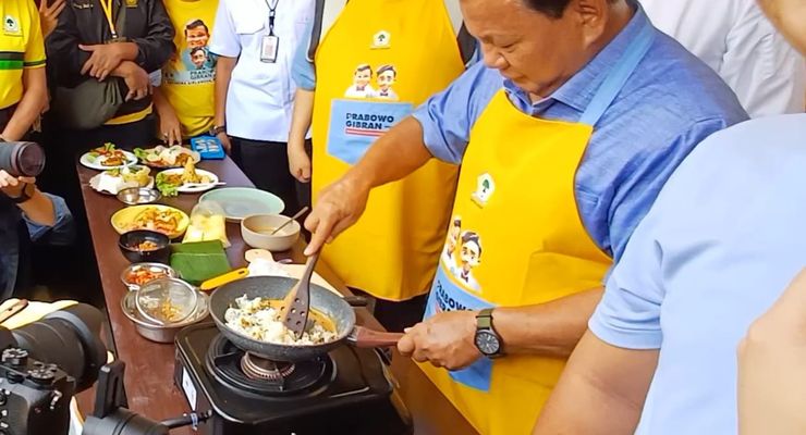 Momen Prabowo Bikin Nasi Goreng di Acara Lomba Masak Partai Golkar