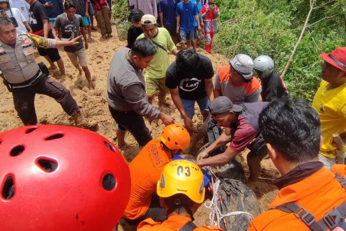 Tim SAR Gabungan melakukan evakuasi di lokasi longsor di Bastem, Kabupaten Luwu, Sulawesi Selatan, Senin (26/2/2024).