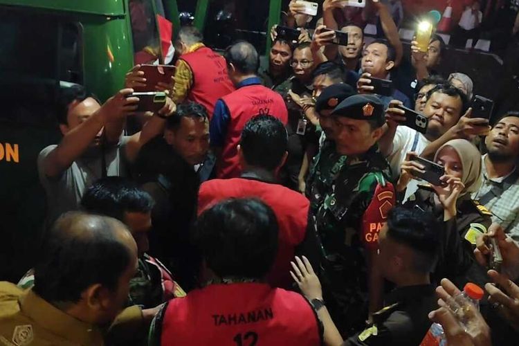 Kejari Kota Cirebon Jawa Barat menetapkan enam orang tersangka kasus dugaan tindak idana korupsi gedung Setda Balai kota Cirebon pada Rabu (27/8/2025) malam.