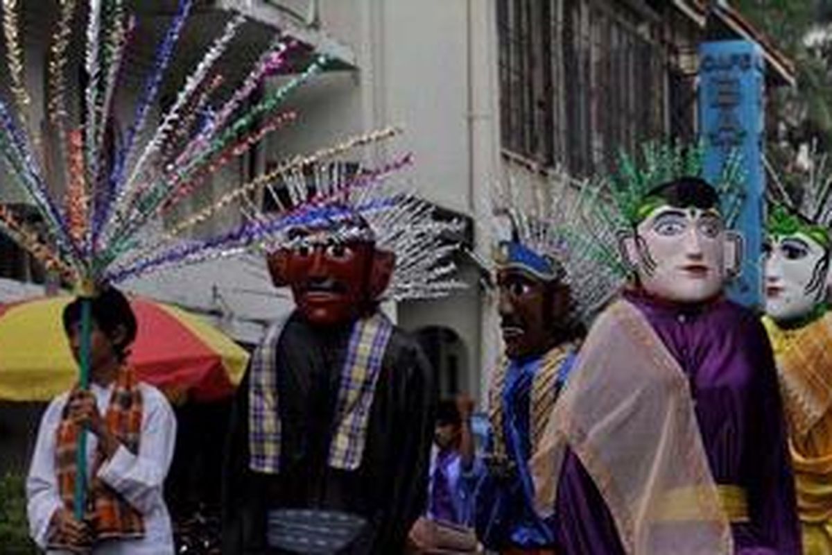 Kelompok kesenian ondel-ondel turut tampil pada parade budaya di kawasan wisata kota tua Jakarta, Minggu (18/11/2012). Parade yang diikuti berbagai kelomspok kesenian Betawi ini untuk mendukung upaya menjadikan kawasan kota tua sebagai wisata sejarah dan cagar budaya.

