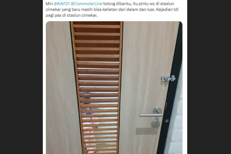 Tangkapan layar twit foto bernarasi pintu WC di Stasiun Cimekar dapat dilihat dari luar viral di media sosial.
