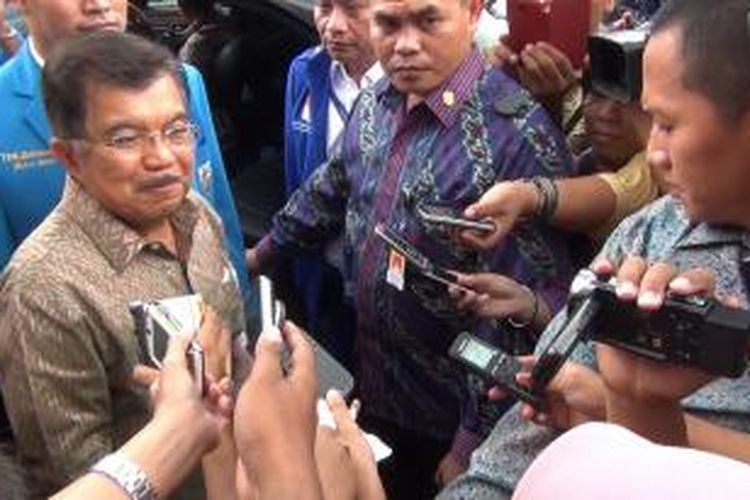 Wakil Presiden RI, Yusuf Kalla usai memberikan materi dihadapan peserta Kongres KNPI ke-14 di GOR Cenderawasih, Jayapura, Papua, Kamis (26/2/2015).