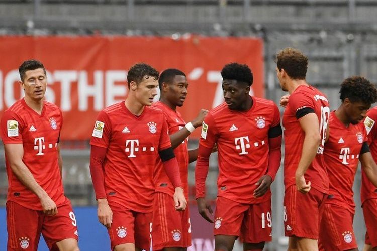 Bayern Munichs Canadian midfielder Alphonso Davies (4thR) celebrates scoring his teams fourth goal with teammates during the German first division Bundesliga football match between FC Bayern Munich and Eintracht Frankfurt on May 23, 2020 in Munich, southern Germany. 