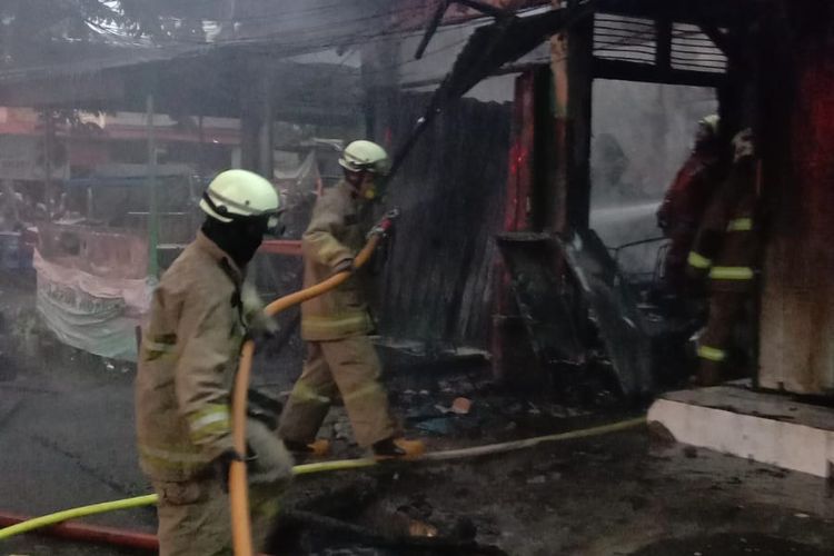 Sebanyak 16 kios milik lima pedagang di Pasar Kayu Jati, Rawamangun, Pulogadung, Jakarta Timur, terdampak kebakaran pada Rabu (20/10/2021).
