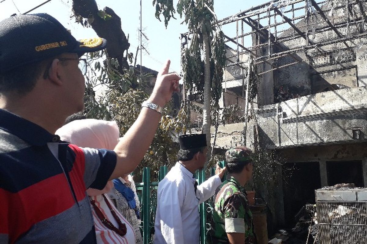 Gubernur DKI Jakarta Anies Baswedan meninjau kediaman korban tewas dalam kebakaran di Jalan Perumahan Taman Kota, RT 16 RW 05, Kembangan Utara, Jakarta Barat pada Jumat (30/3/2018).