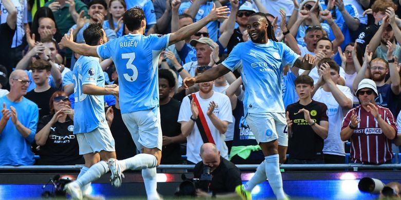 Antoine Semenyo (kanan) merayakan gol pertama timnya dalam pertandingan sepak bola Liga Inggris antara Manchester City vs Aston Villa di Stadion Etihad di Manchester, barat laut Inggris, pada 24 Mei 2026. (Foto oleh Darren Staples / AFP) 