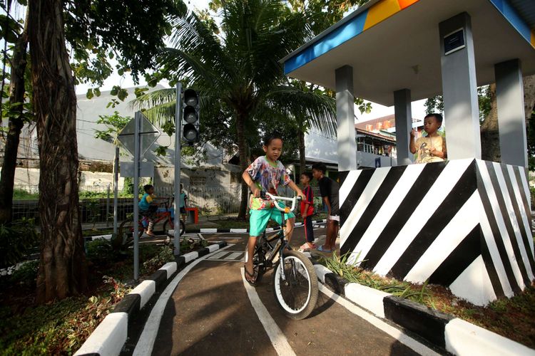 Bocah bermain di Taman Lalu Lintas Ruang Publik Terpadu Ramah Anak (RPTRA) Kebon Pala Berseri, Kecamatan Makasar, Jakarta Timur, Kamis (22/2/108). Taman lalu lintas pertama di Jakarta Timur ini diharpakan menjadi media edukasi sejak dini khusunya bagi anak-anak mengenai tertib berlalu lintas di jalan.