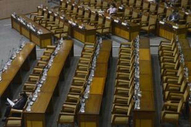 Deretan kursi kosong saat rapat paripurna pengesahan RUU pertanggungjawaban atas pelaksanaan APBN-Perubahan Tahun Anggaran 2013 di Kompleks Gedung Parlemen, Jakarta, Kamis (4/9/2014). 