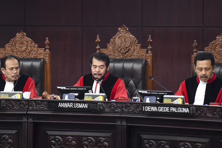 Ketua Mahkamah Konstitusi (MK) Anwar Usman (tengah) menskors sidang Perselisihan Hasil Pemilihan Umum (PHPU) Presiden dan Wakil Presiden 2019 di gedung Mahkamah Konstitusi, Jakarta, Kamis (27/6/2019). Sidang tersebut beragendakan pembacaan putusan oleh majelis hakim MK. ANTARA FOTO/Hafidz Mubarak/wsj.