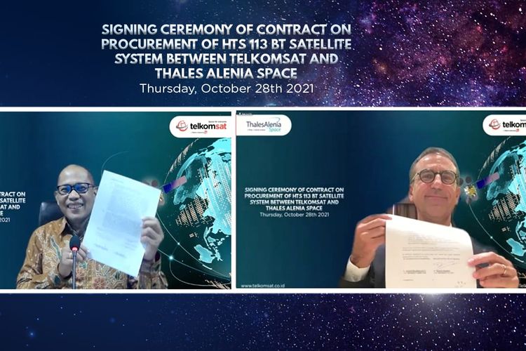Direktur Utama Telkomsat Endi Fitri Herlianto dan President and CEO Thales Alenia Space Hervé Derrey menandatangani kerja sama pembangunan High Throughput Satellite (HTS) di slot orbit 113 BT, Kamis (28/10/2021).
