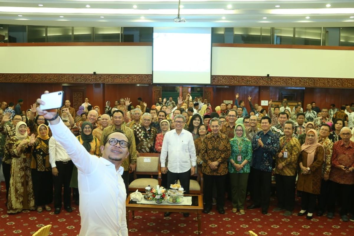 Menteri Ketenagakerjaan (Menaker) M. Hanif Dhakiri berswafoto dengan latar para pensiunan pegawai ASN Kementerian Ketenagakerjaan (Kemnaker), Senin (1/4/2019).