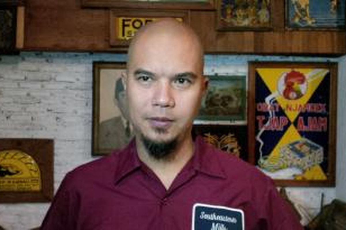 Artis musik Ahmad Dhani diabadikan dikediamannya di Jalan Pinang Mas II, Pondok Indah, Jakarta Selatan, Kamis (1/10/2015).