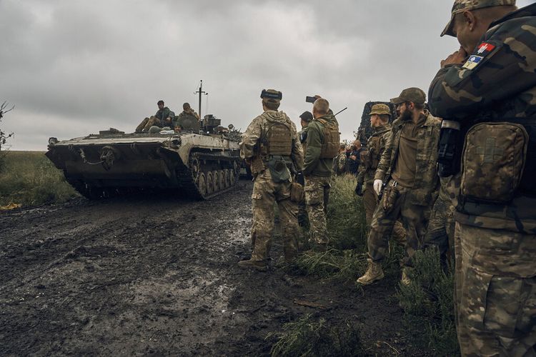 Kendaraan militer Ukraina bergerak di jalan di wilayah yang dibebaskan di wilayah Kharkiv, Ukraina, Senin, 12 September 2022.