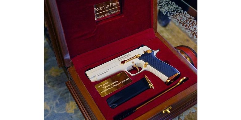 Salah satu cinderamata dari Menhan Prabowo Subianto untuk Menhan Prancis Florence Parly berupa pistol G2 Elite produksi PT Pindad yang bertuliskan nama lengkap Parly.