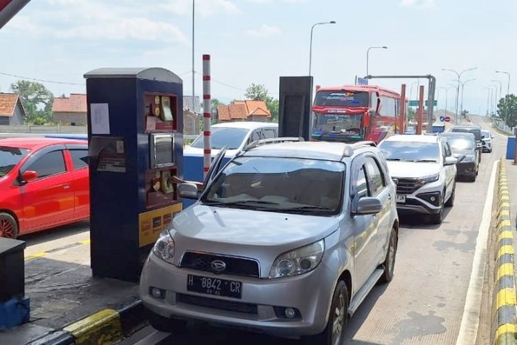 Ilustrasi - Kendaraan pemudik dari arah Jakarta, Jawa Barat maupun Banten yang keluar melintasi Exit Tol Pejagan, Kabupaten Brebes Jawa Tengah meningkat tajam menjelang Natal 2023 dan Tahun Baru 2024, Sabtu (23/12/2023). 