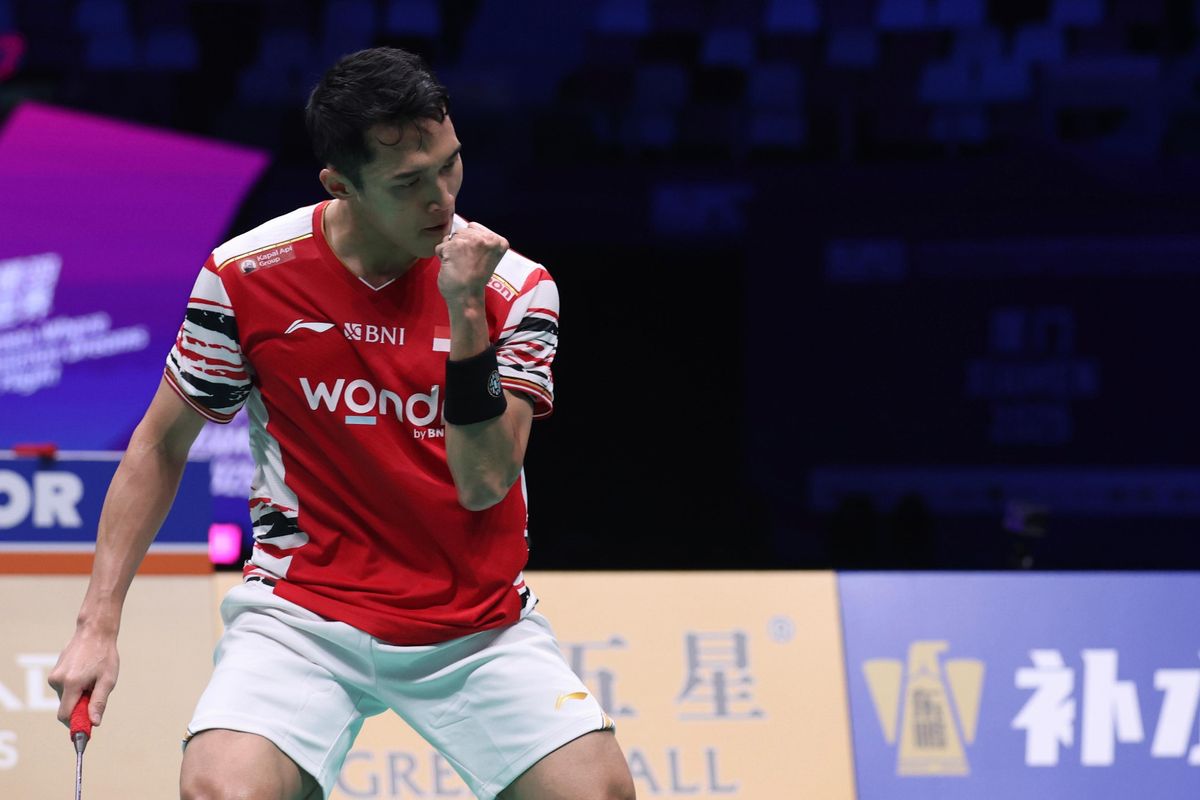 Aksi Jonatan Christie dalam pertandingan Grup D Sudirman Cup 2025 Indonesia vs India di Xiamen Olympic Sports Center Fenghuang Gymnasium, Xiamen, China, pada Selasa (29/4/2025).