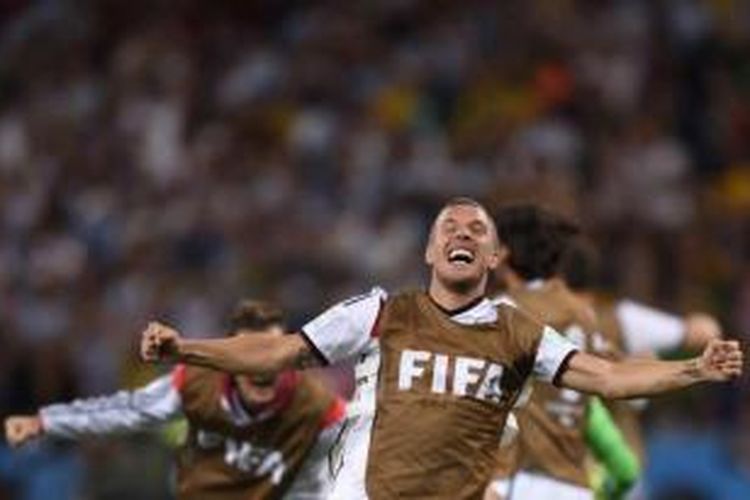 Pemain Jerman Lukas Podolski berselebrasi setelah Mario Goetze mencetak gol dalam laga final Piala Dunia 2014, di Marcana Stadium, Rio de Janeiro, 13 Juli 2014.