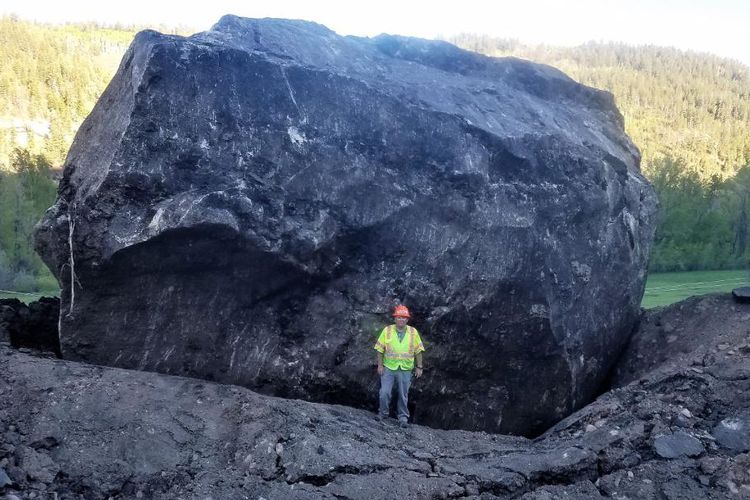 Batu raksasa ini meluncur dari area perbukitan di jalan raya di Colorado, AS, pada Jumat (24/5/2019). (Facebook/Departemen Transportasi Colorado)