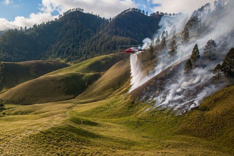 Kebakaran di Gunung Semeru Meluas 7 Titik, 2 Helikopter Water Bombing Dikerahkan