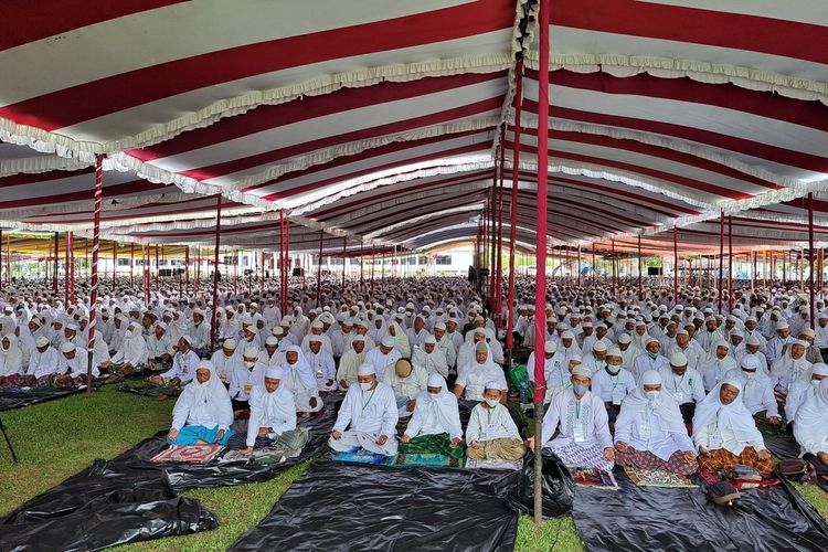 Peserta zikir akbar nasional Tarekat Naqsahbandiyah