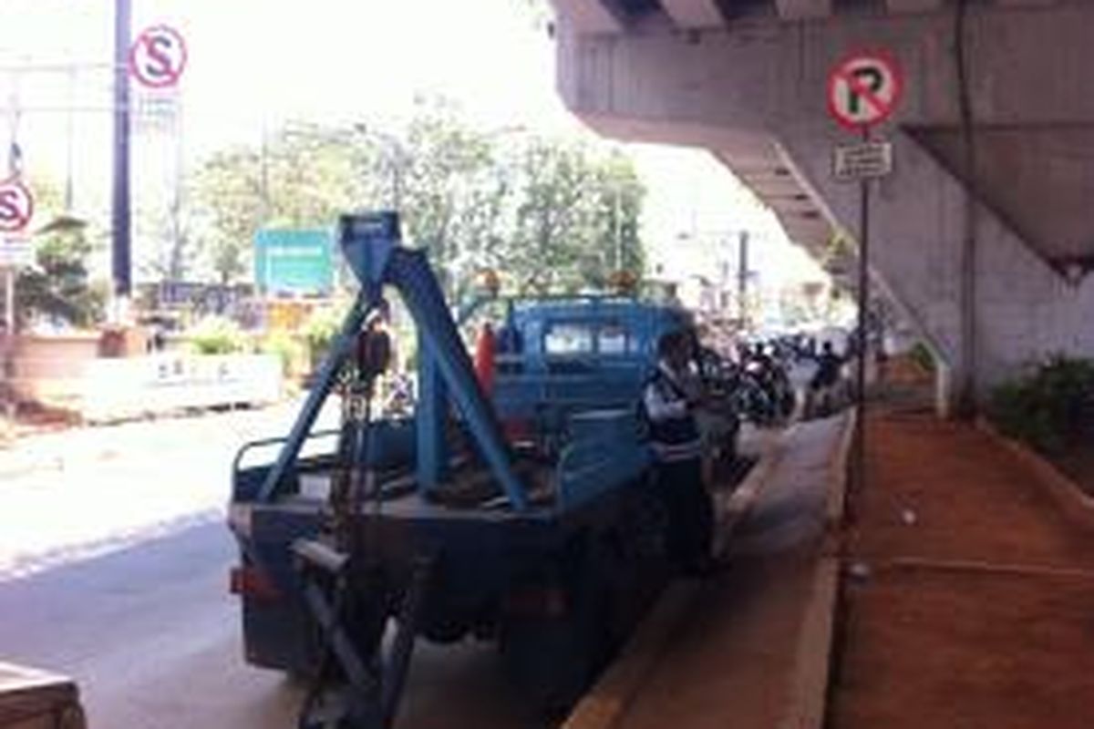 Dinas Perhubungan DKI Jakarta melakukan penertiban di Jalan Kyai Haji Hasyim Ashari, Selasa (23/9/2014).