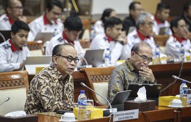 Menteri Komunikasi dan Informatika (Menkominfo) Budi Arie Setiadi (kiri) dan Kepala Badan Siber dan Sandi Negara (BSSN) Hinsa Siburian (kanan) saat mengikuti rapat kerja dengan Komisi I DPR di Kompleks Parlemen, Senayan, Jakarta, Kamis (27/6/2024). Rapat tersebut membahas insiden peretasan Pusat Data Nasional dan progres penanganannya. 