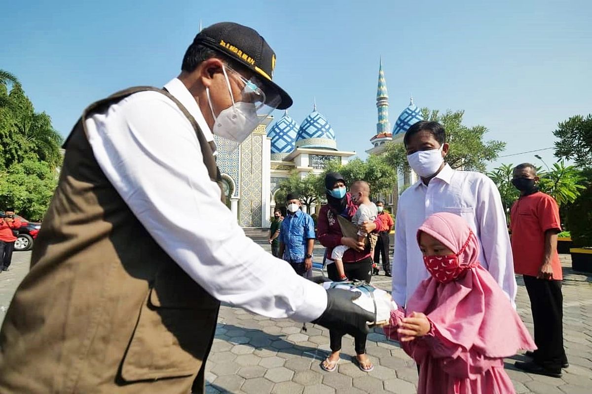 Wali Kota (Walkot) Madiun, Maidi, sedang membagikan ribuan paket daging korban kepada anak-anak stunting, Rabu (21/7/2021).