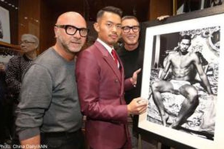 (Dari kiri ke kanan) Domenico Dolce, Lin Dan, dan Stefano Gabbana dalam peluncuran buku di Shanghai, Kamis (19/3/2015).