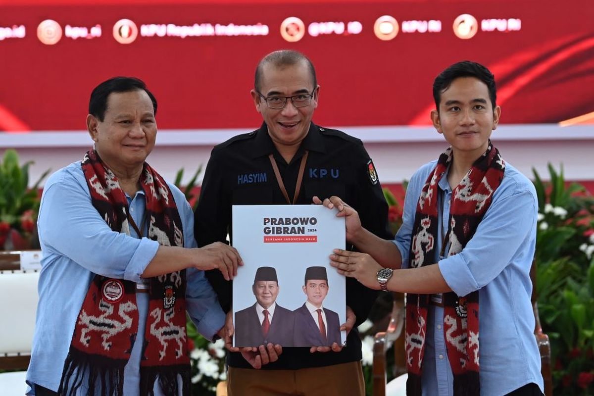 Ketua KPU Hasyim Asy'ari (tengah) menerima berkas pendaftaran pencalonan dari pasangan bakal calon presiden dan wakil presiden Prabowo Subianto (kiri) dan Gibran Rakabuming Raka (kanan) di Kantor KPU Pusat, Jakarta, Rabu (25/10/2023). ANTARA FOTO/Sigid Kurniawan/tom.