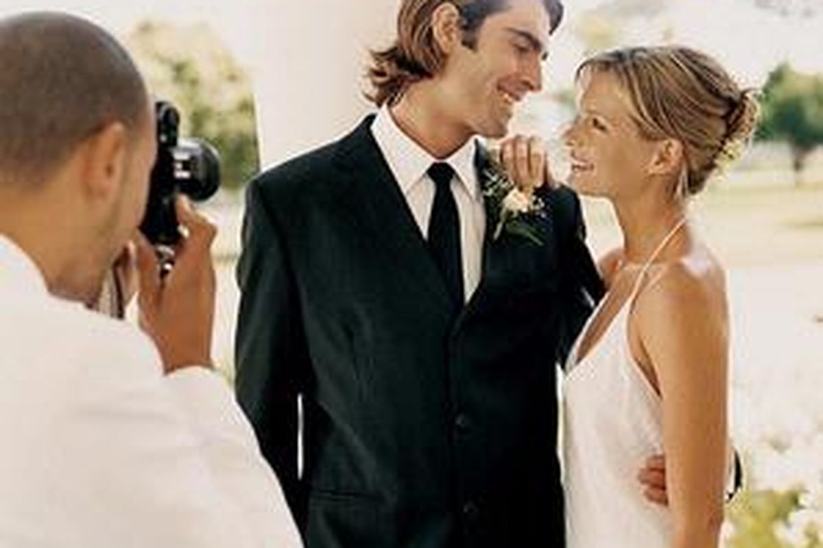 Diperkirakan, tahun 2011 ini banyak yang menikah. Akan menjadi lahan bagi para pengusaha di bidang perlengkapan pernikahan.