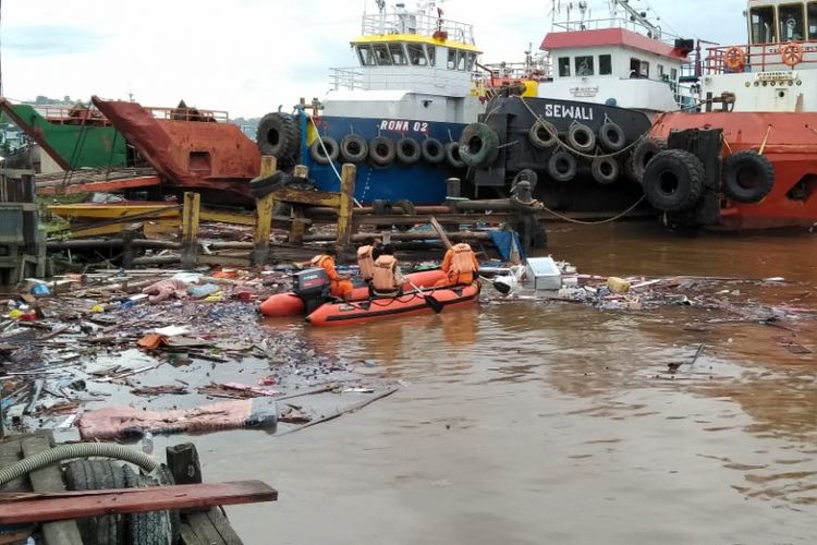 Tim SAR melakukan pencarian korban hilang KM Amelia yang meledak (6/2/2019)