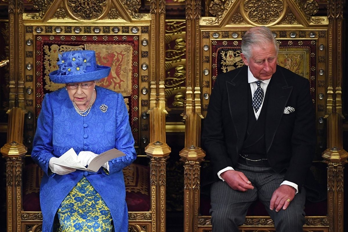 Ratu Elizabeth II didampingi putranya Pangeran Charles saat memberikan pidato kenegaraan di gedung parlemen Inggris di London, Rabu (21/6/2017).