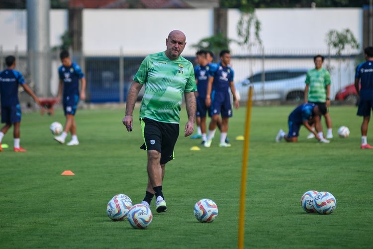 Bojan Hodak saat memimpin latihan Persib Bandung di Stadion Persib Sidolig, Bandung. 