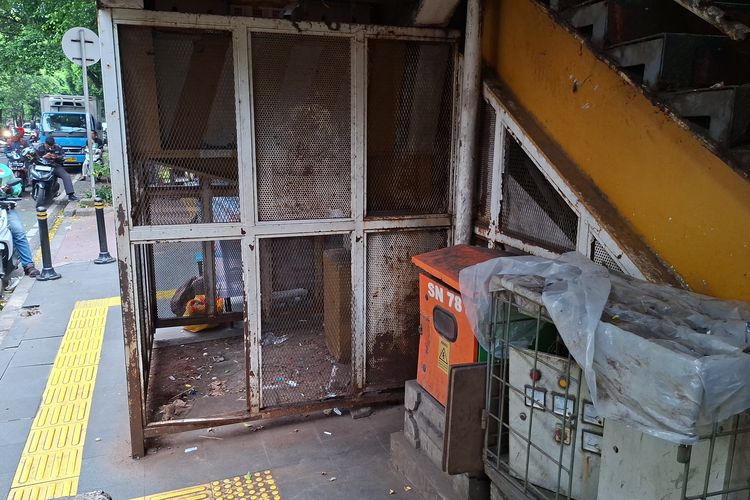 Bukan PMKS, Ini Biang Kerok Bau Pesing Menyengat di JPO Stasiun Palmerah