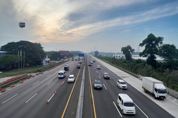 Volume Kendaraan Meningkat Saat Arus Balik, Jasamarga Berlakukan One Way di Tol Cikampek Utama